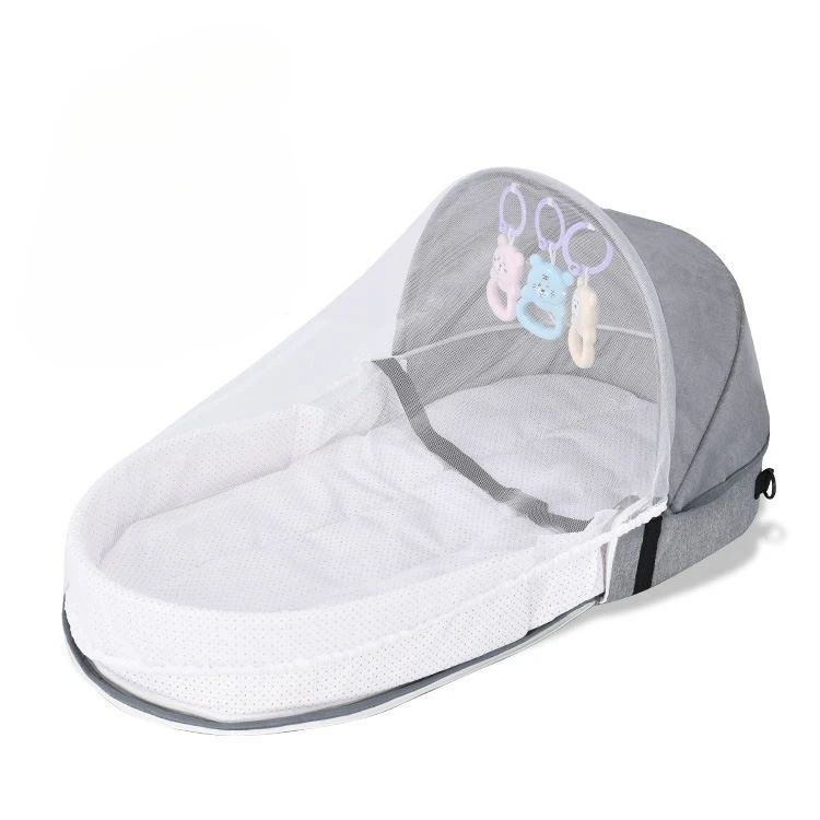 Reducteur de lit bébé gris avec filet anti-moustiques