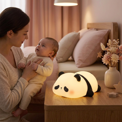 Bébé avec un parent dans une chambre rose poudré