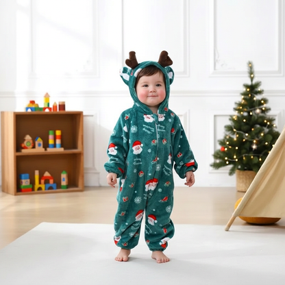 Bébé debout en pyjama vert avec un nouveau visage