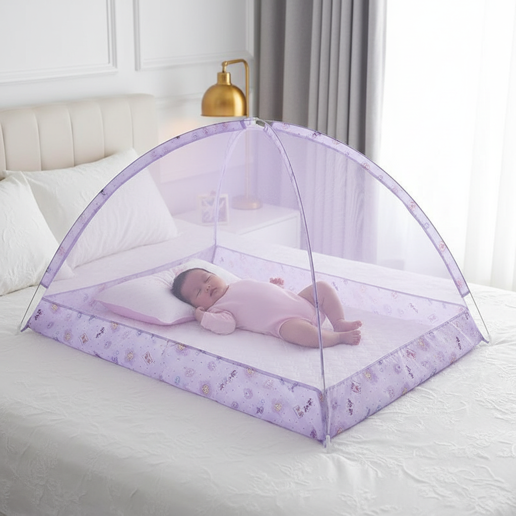 Bébé fille endormie – moustiquaire violette – lit – 1:1