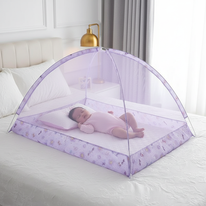 Bébé fille endormie – moustiquaire violette – lit – 1:1