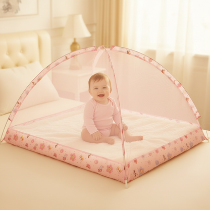 Bébé fille souriante – moustiquaire rose – lit crème – 1:1