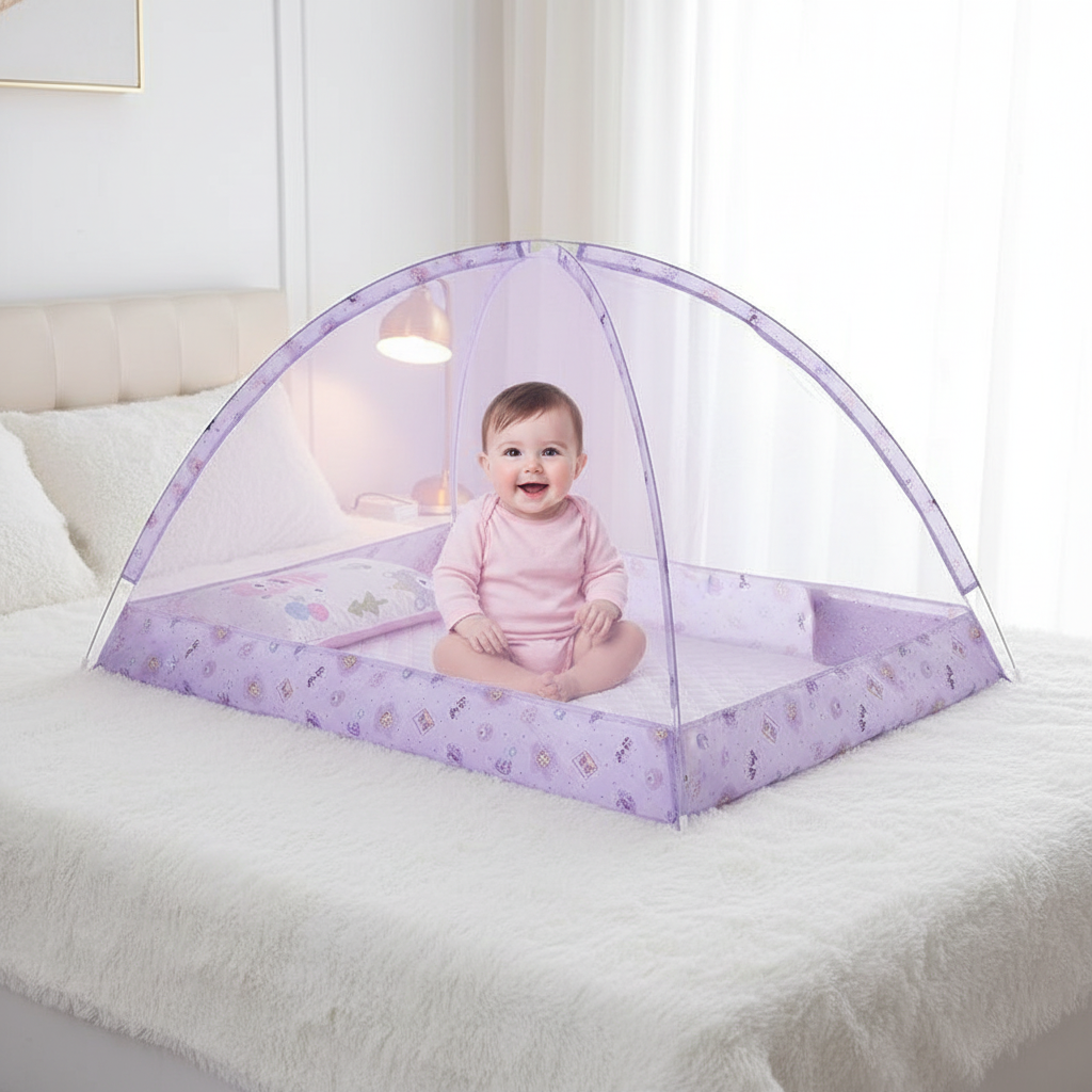 Bébé fille souriante – moustiquaire violette – lit – 1:1