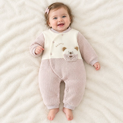 Bébé fille souriante, pyjama rose pâle HAPPY