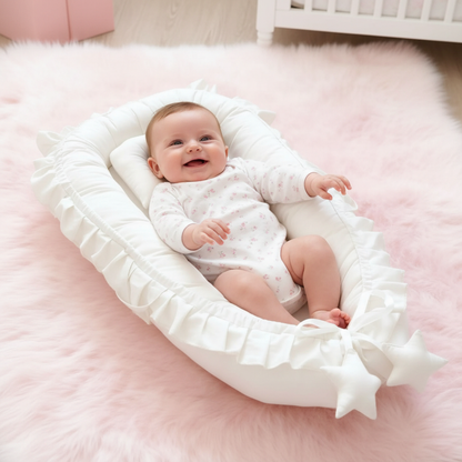 Bébé fille souriante – réducteur blanc – tapis rose – 1:1