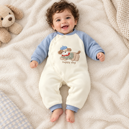 Bébé garçon en pyjama bleu, "happy dog" visible