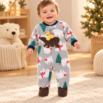 Bébé garçon en scène libre, pyjama gris ours polaire