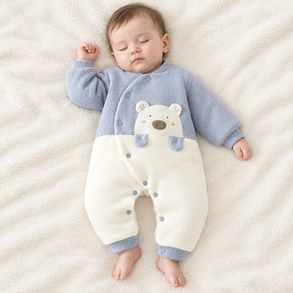 Bébé garçon endormi, pyjama bleu ourson