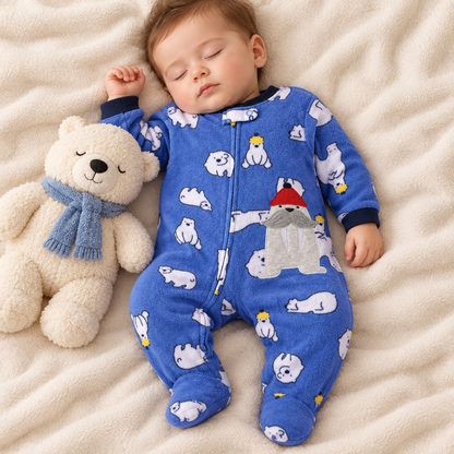 Bébé garçon endormi, pyjama ourson polaire bleu