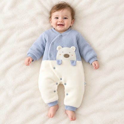 Bébé garçon éveillé et souriant, pyjama bleu ourson