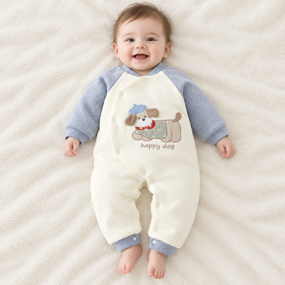 Bébé souriant, pyjama happy dog