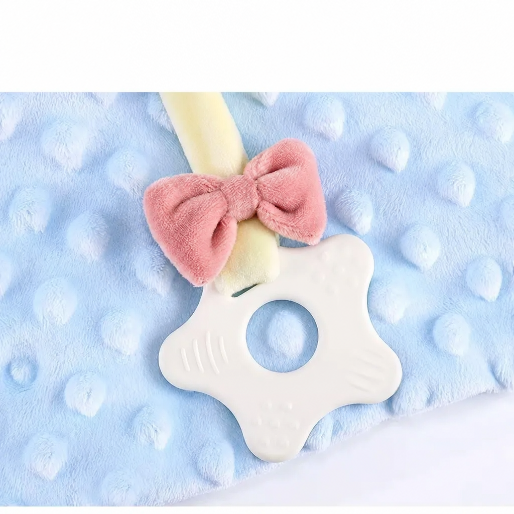 Doudou bleu, détail du nœud rose et du hochet étoile, sans texte