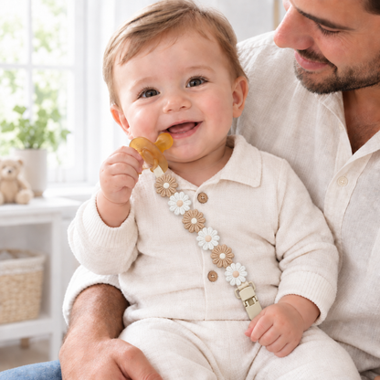 Garçon avec papa, attache bicolore déployée