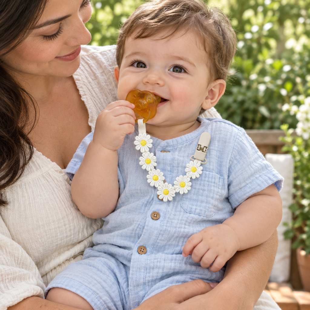 Garçon avec sa maman sur la terrasse