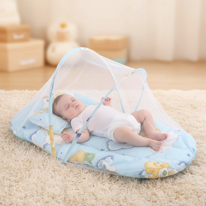 Lit moustiquaire bebe – bébé garçon endormi – oreiller bleu ourson – nursery cosy – 1:1
