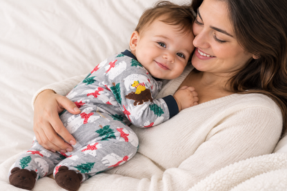 Maman et bébé garçon câlin, scène simple, pyjama ours polaire gris