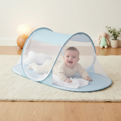 Moustiquaire bleue sans oreilles – bébé souriant – nursery cosy – 1:1