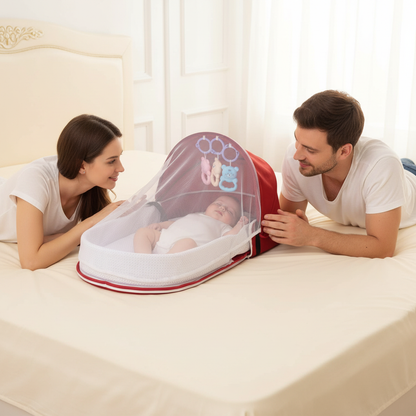Parents détendus et éveillés autour du bébé dans le réducteur rouge