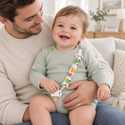 Petit garçon avec son papa dans un salon lumineux, attache-tétine animaux
